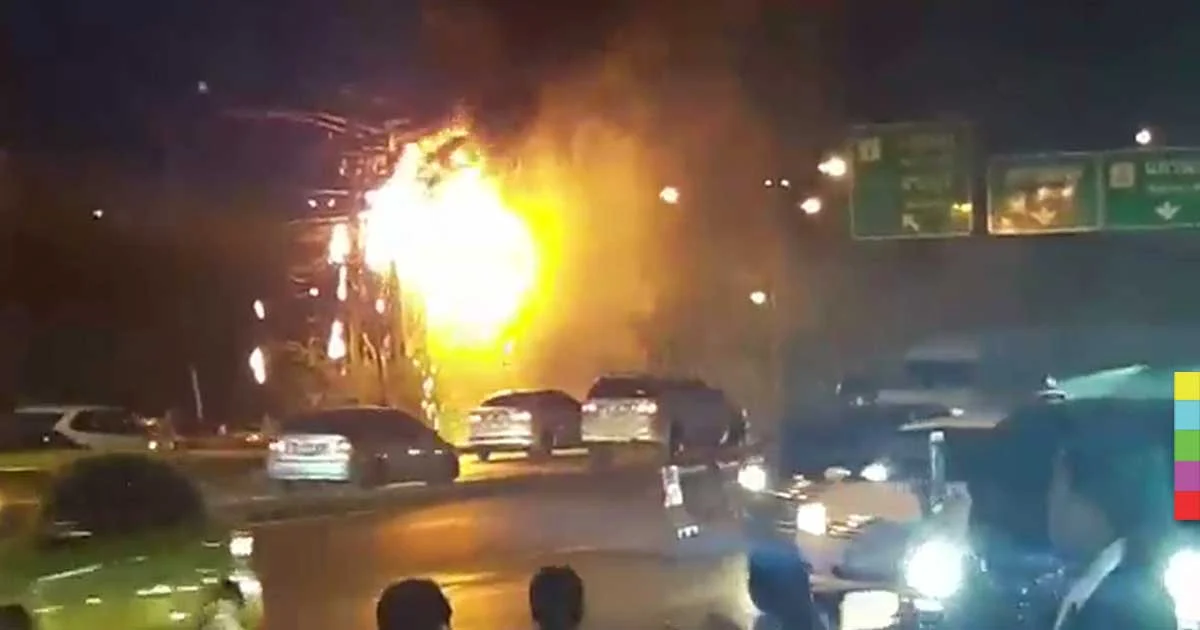 เพลิงไหม้สายสื่อสาร ยาว 50 เมตร หน้า รพ.ปทุมเวช ย่านรังสิต