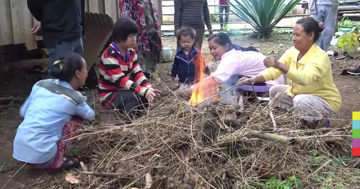 ชาวบ้านตื่นแต่เช้ามืด ช่วยก่อไฟให้หญิงป่วยอยู่ลำพังได้คลายหนาว