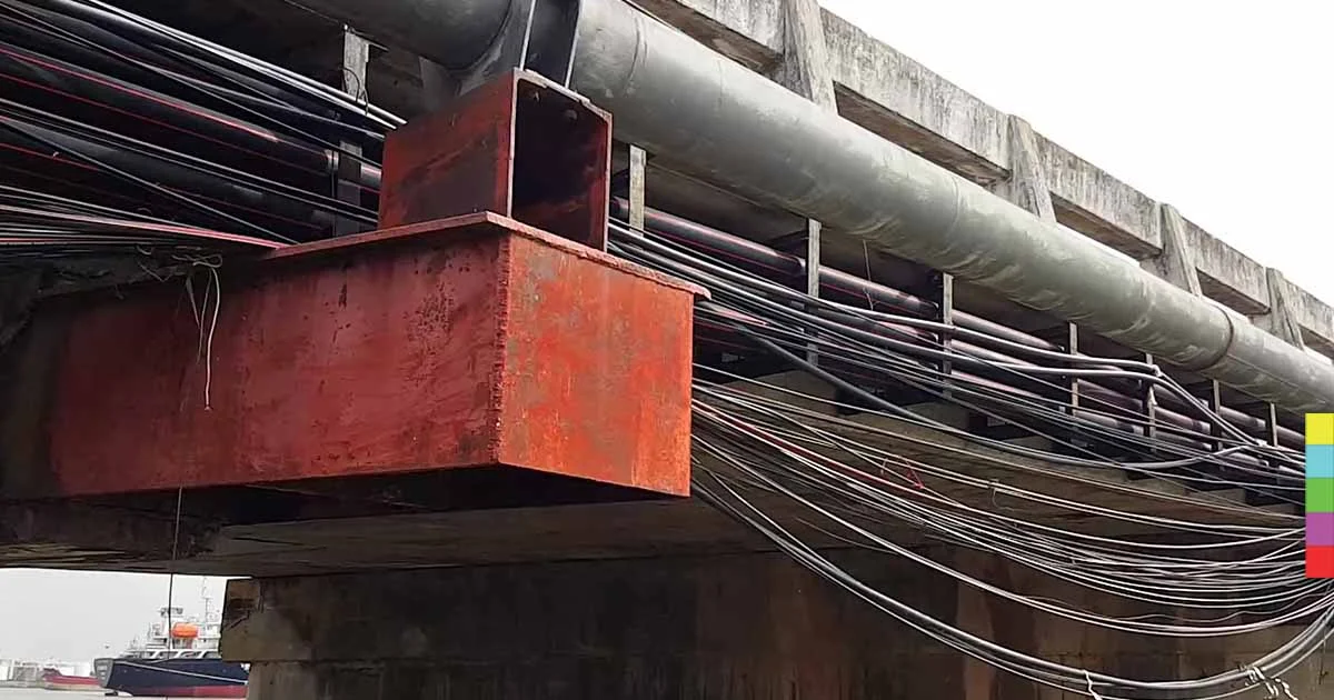 สายไฟห้อยขวางคลอง ชาวบ้านเดินเรือหวั่นอันตราย