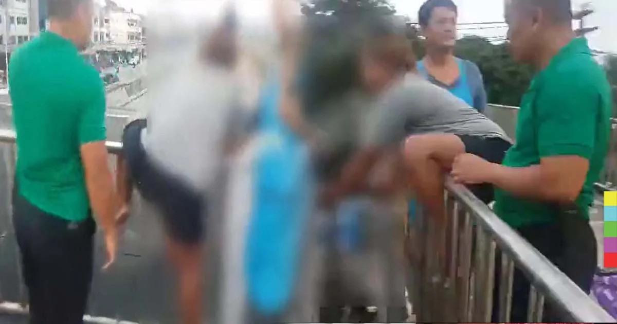 สาววัย 22 ปี เครียดปัญหาชีวิต คิดสั้นปีนสะพานลอยหวังฆ่าตัวตาย