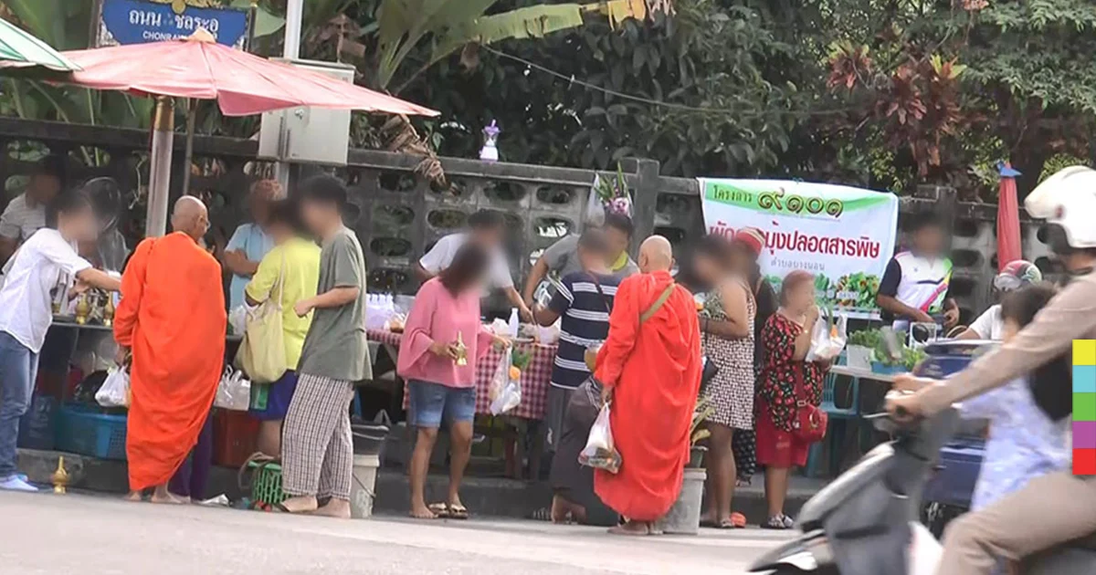 ชาวบ้านเอือม ! พระยืนบิณฑบาต วนอาหารขายต่อ