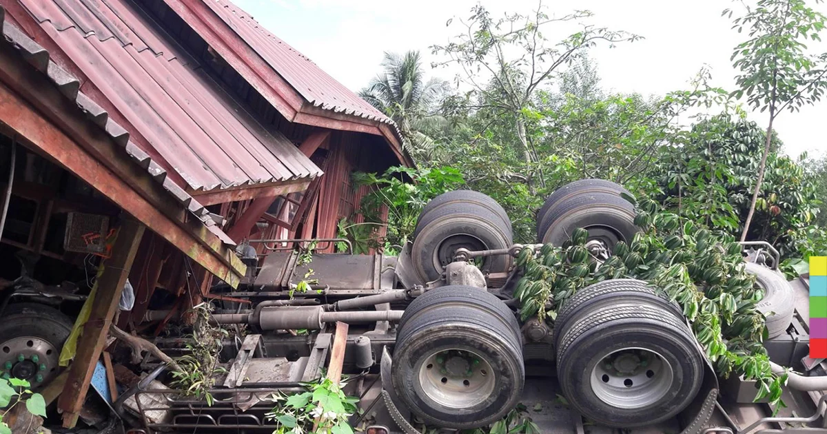 หวิดดับยกครัว! รถสิบล้อหลุดโค้งเสียบ บ้านพังยับ
