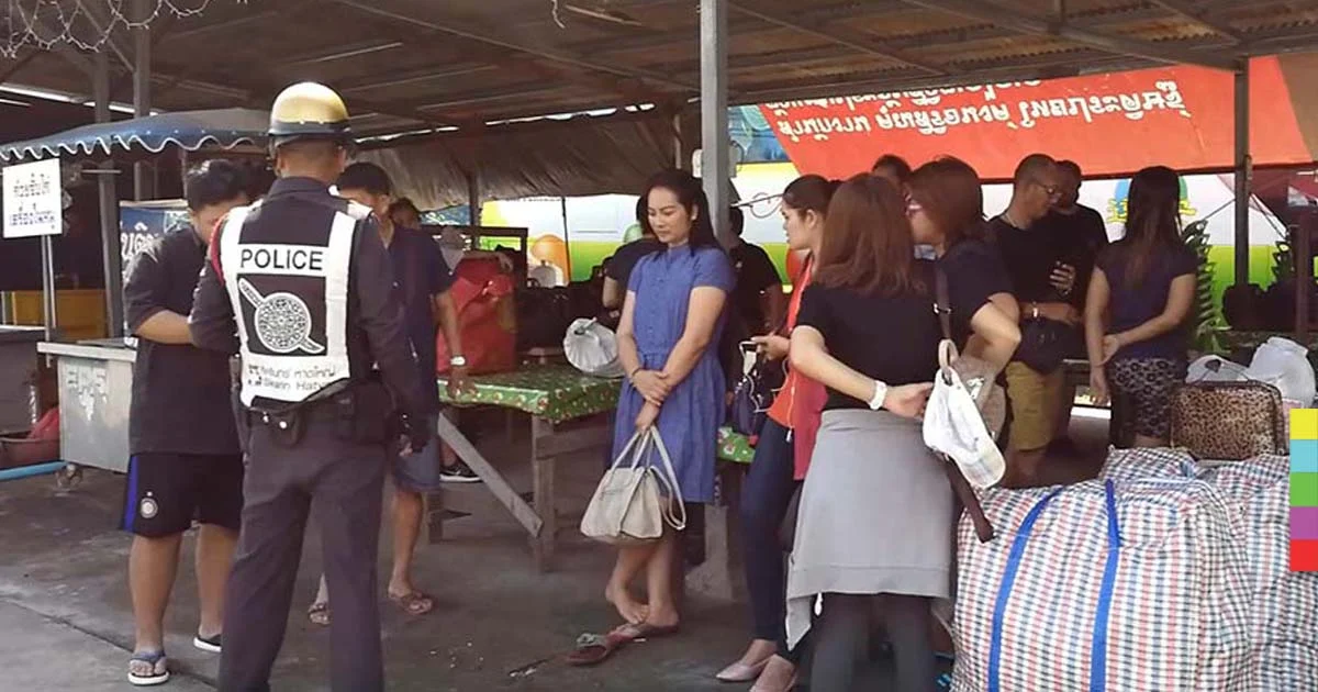 นทท. ร่วม 100 คน โวยรถบัสระหว่างประเทศ ลอยแพ 2 ชม.