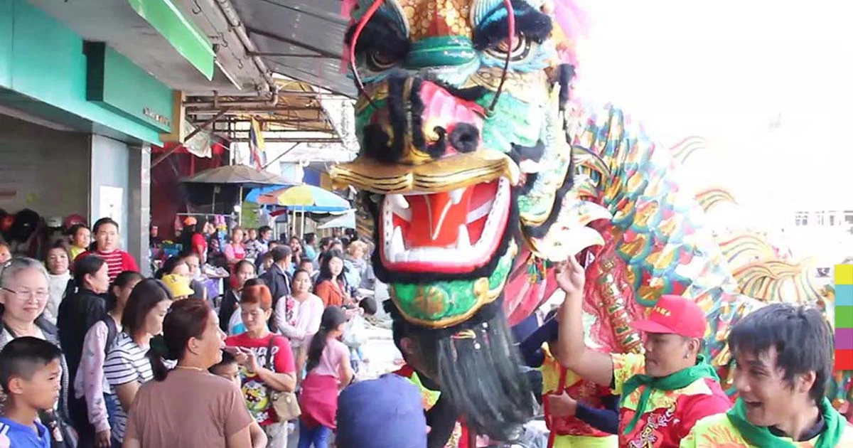 จ.สกลนคร ใช้คนกว่า 500 แห่มังกรวนรอบเมือง ขบวนสุดอลังการ