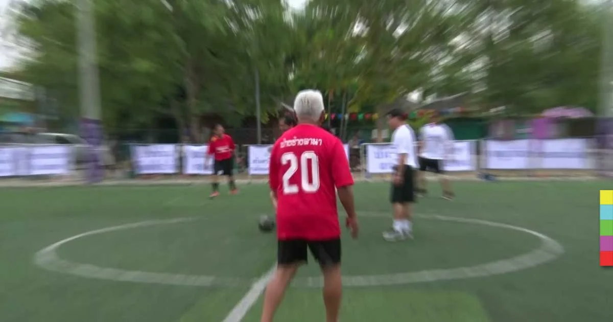 นักเตะอายุรวม 1 พันปี เตะบอลหาเงินช่วย “พี่ตูน” โครงการก้าวคนละก้าว