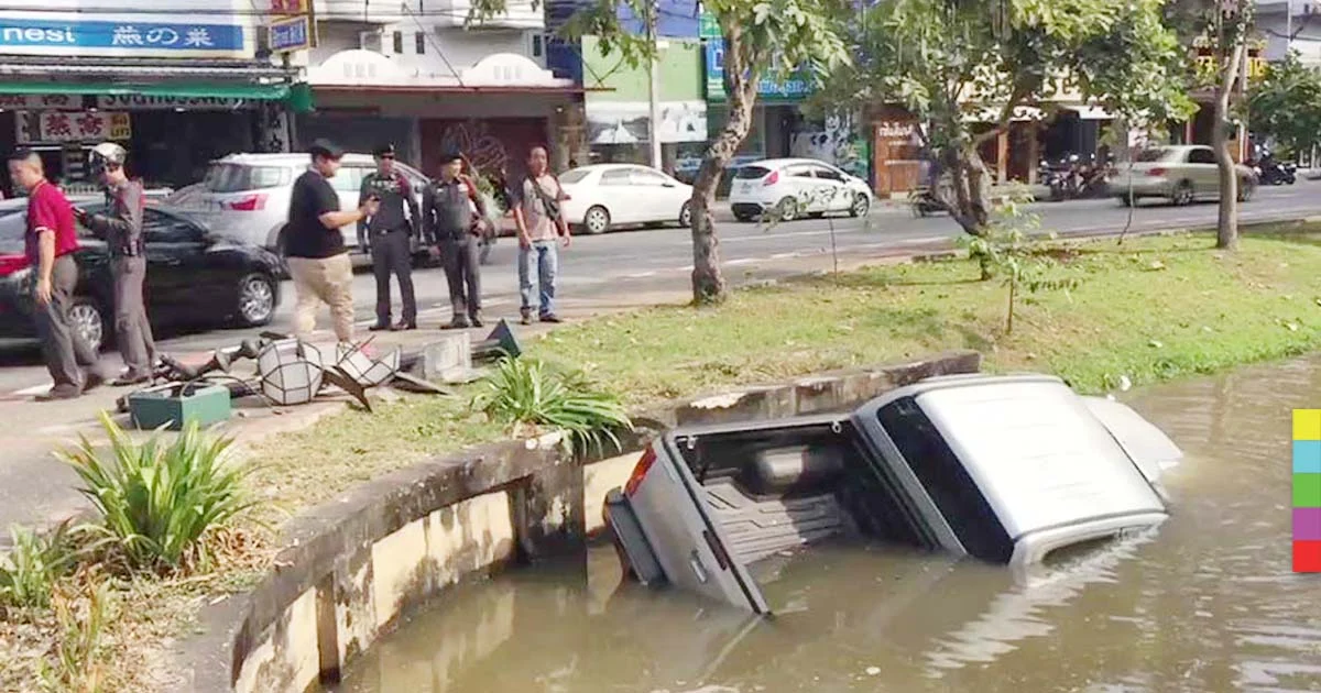 งงๆ ! กระบะพุ่งรถลงคูเมืองเชียงใหม่ จมมิดครึ่งคัน