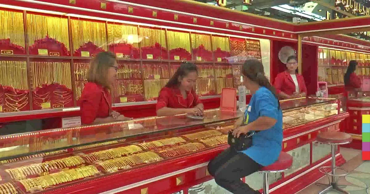 ชาวโคราชแห่ซื้อทองเป็นของขวัญปีใหม่ หลังราคาร่วงต่ำกว่าบาทละ 2 หมื่น