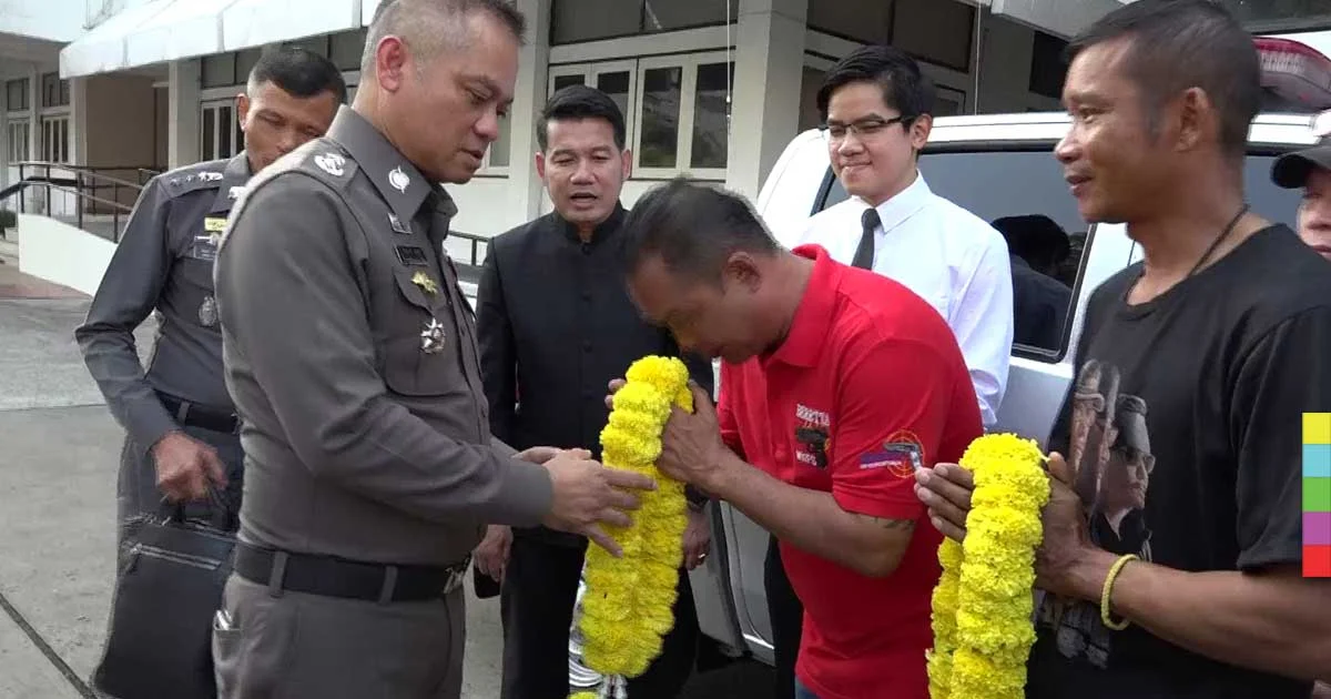 หนุ่มเมากร่างด่าท้าชกตำรวจ นำพวงมาลัยไหว้ขอโทษ พร้อมมอบตัว