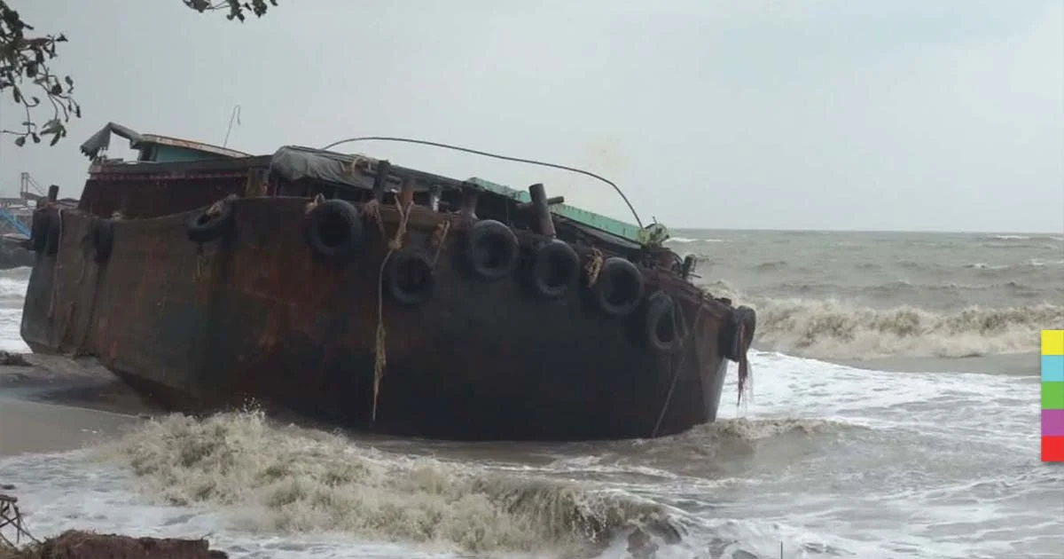 คลื่นสูงซัดเรือขนแร่ขนาดใหญ่เกยตื้น ชายฝั่งนครศรีฯ