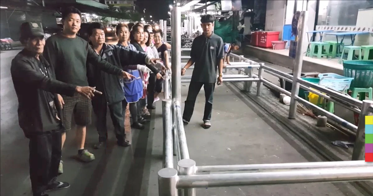 ชาวบางใหญ่ซิตี้เข้าแจ้งความ โวยเทศบาลนำเสาเหล็กปิดกั้นทาง