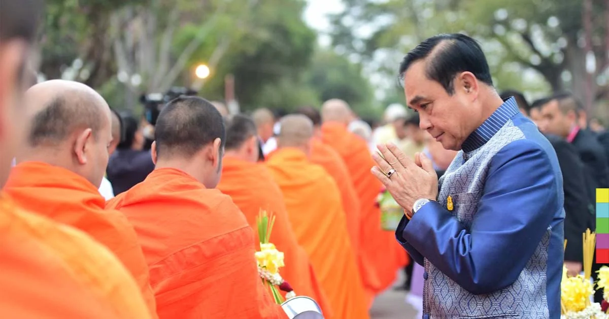 นายกฯ ตักบาตรรับอรุณ ก่อนประชุมครม.สัญจร สุโขทัย – จับตาคลอดมาตรการภาษี