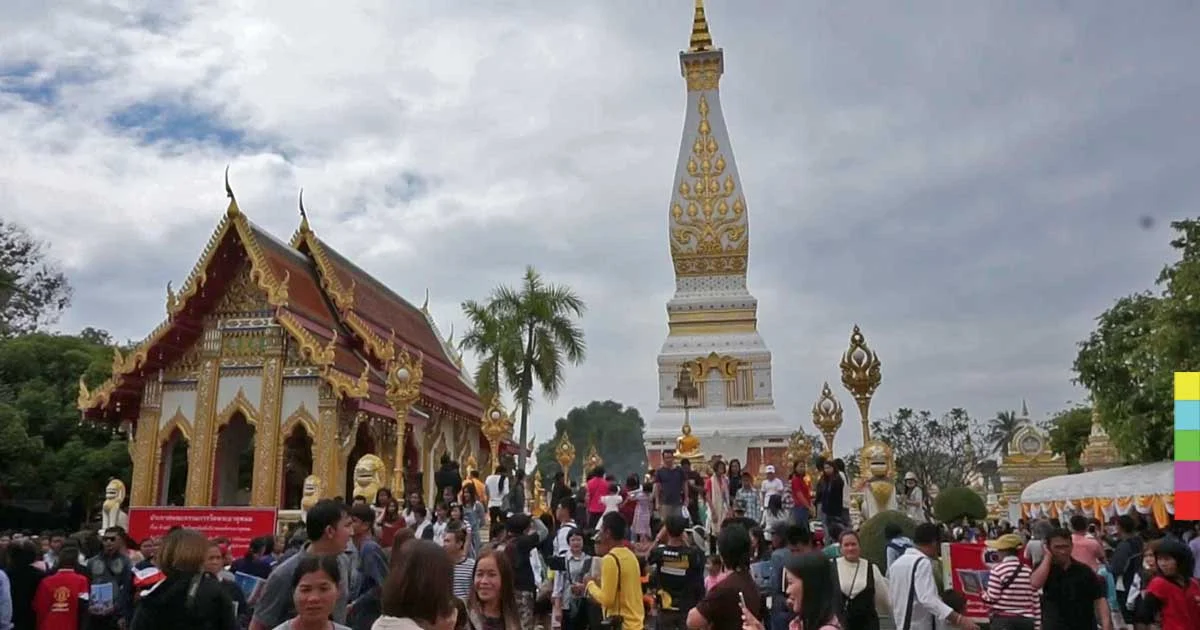 วัดพระธาตุพนมคึกคัก ปชช.แห่ทำบุญส่งท้ายปี เตรียมสวดมนต์ข้ามปีเสริมบุญ