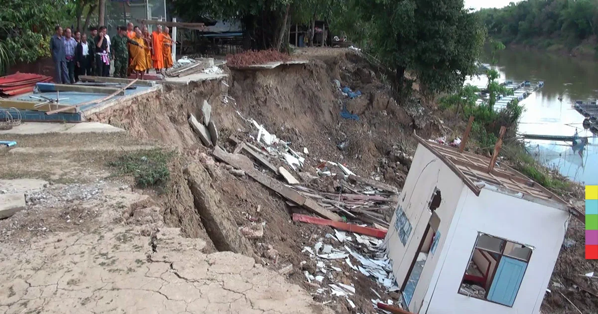 พนังกั้นน้ำชีทรุด เซาะกุฏิวัดถล่ม เสียหายนับล้าน