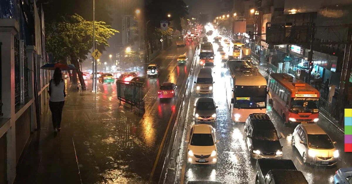 ฝนถล่มทั่วกรุง – ปริมณฑล ! น้ำท่วมขังหลายจุด คนบ่นอุบ รถติดหนักตั้งแต่เช้า