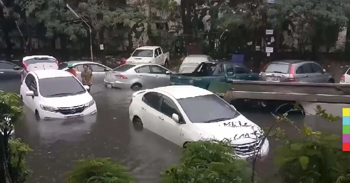 พิษฝนถล่มกรุงฯ แฟลตคลองจั่นน้ำท่วมรถพังกว่า 100 คัน ! ผบ.ตร.สั่งรับมือจราจรเย็นนี้