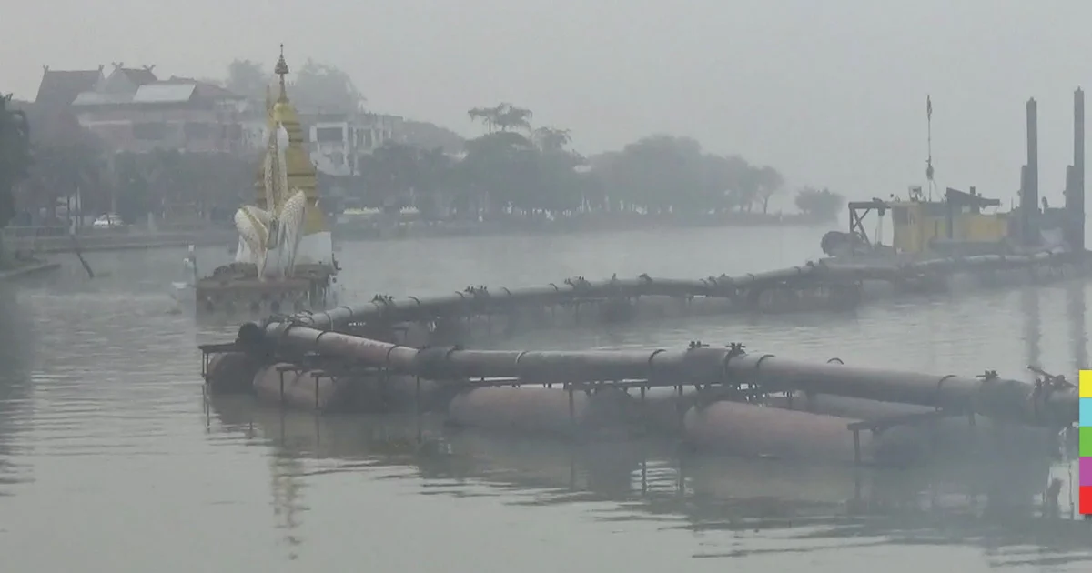 ‘เรือดูด’ กว๊านพะเยา ทิ้งคราบน้ำมัน-กลิ่นเลนเหม็นทั่ว หวั่น นทท.หาย