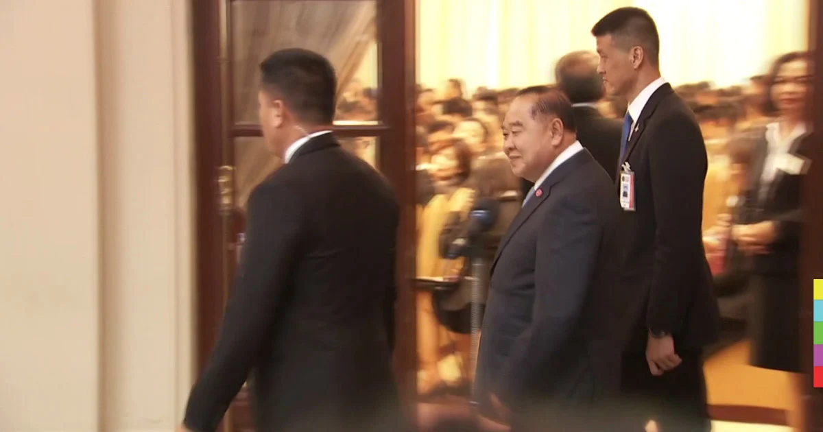 “พล.อ.ประวิตร” ไม่ตอบสื่อเรื่องโพลล์ ปชช.ต้องการให้ออก