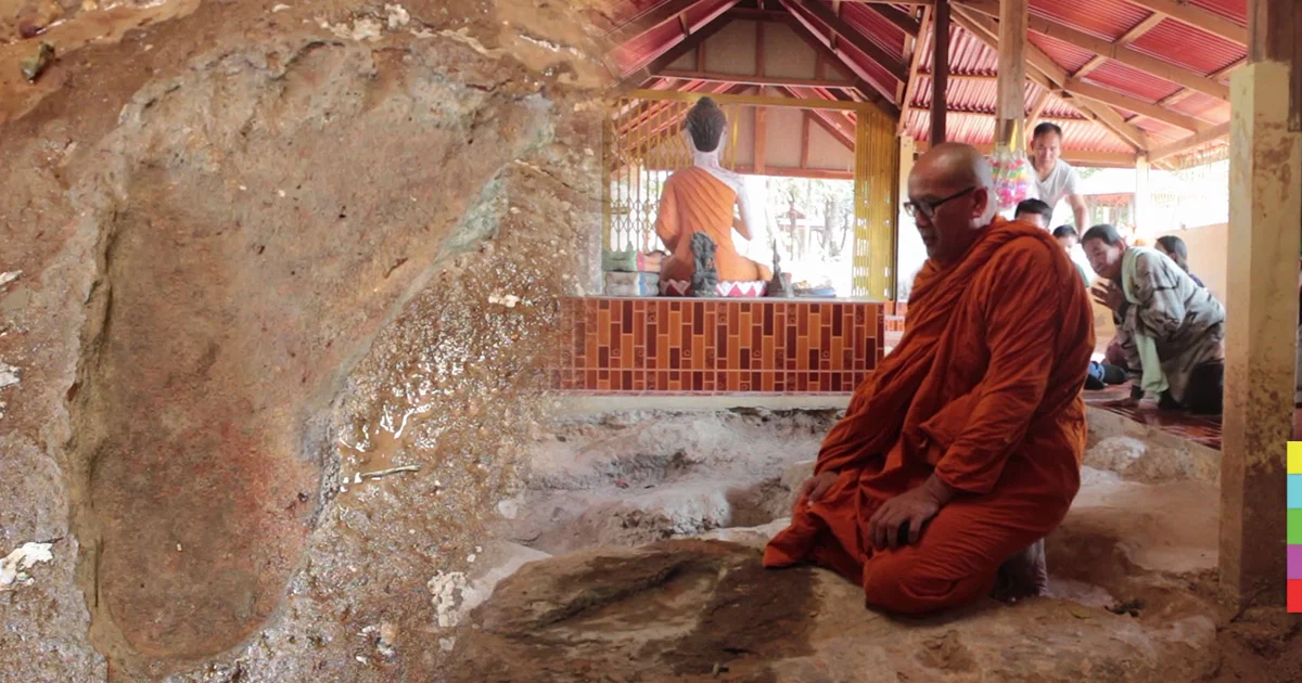 พบ ‘รอยพระพุทธบาทโบราณ’ อายุกว่า 100 ปี กลางป่ากาฬสินธุ์
