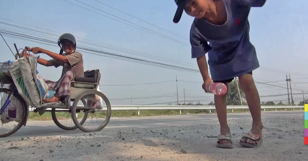 ด.ช. 8 ขวบ ยอดกตัญญู ช่วยตาพิการเข็นรถสามล้อ เก็บขวดขาย