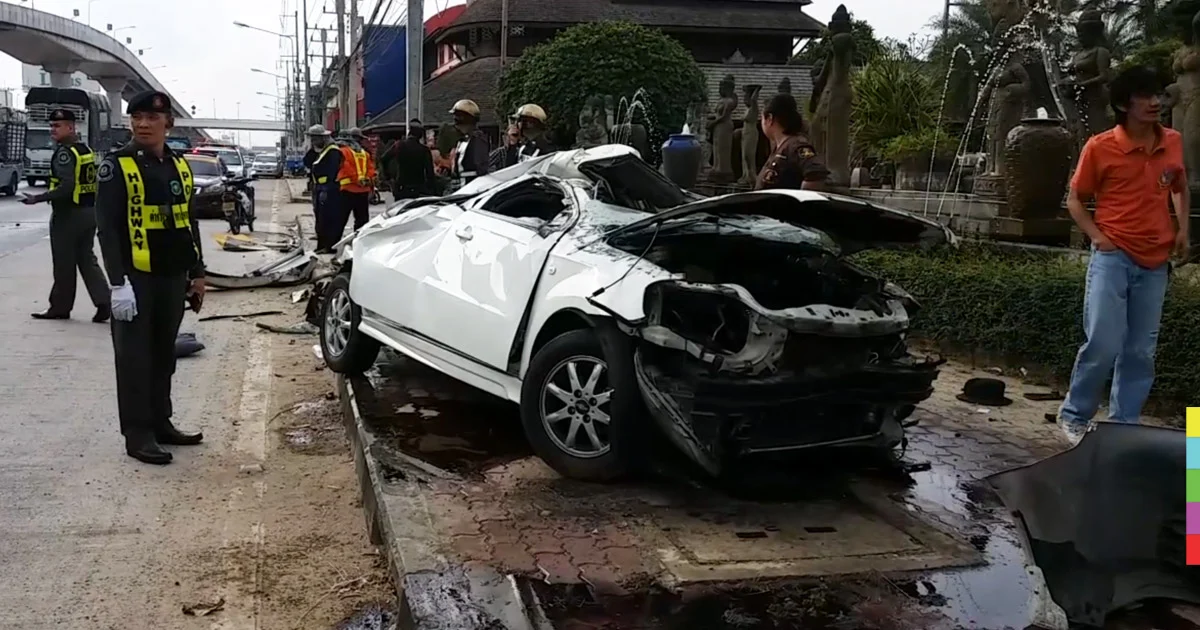 เก๋งร่วงสะพาน กระแทกพื้นดับ