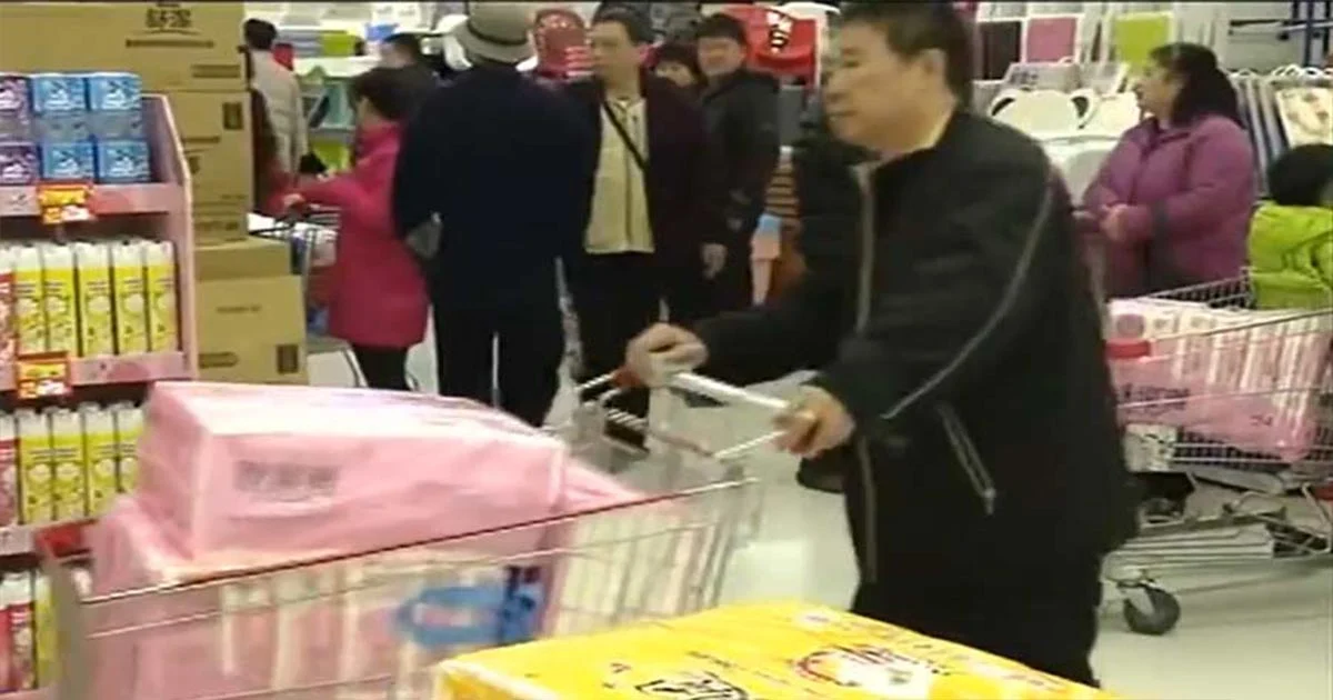 ชาวไต้หวันซื้อตุนกระดาษทิชชูเกลี้ยงร้าน หลังผู้ผลิตเตรียมขึ้นราคา
