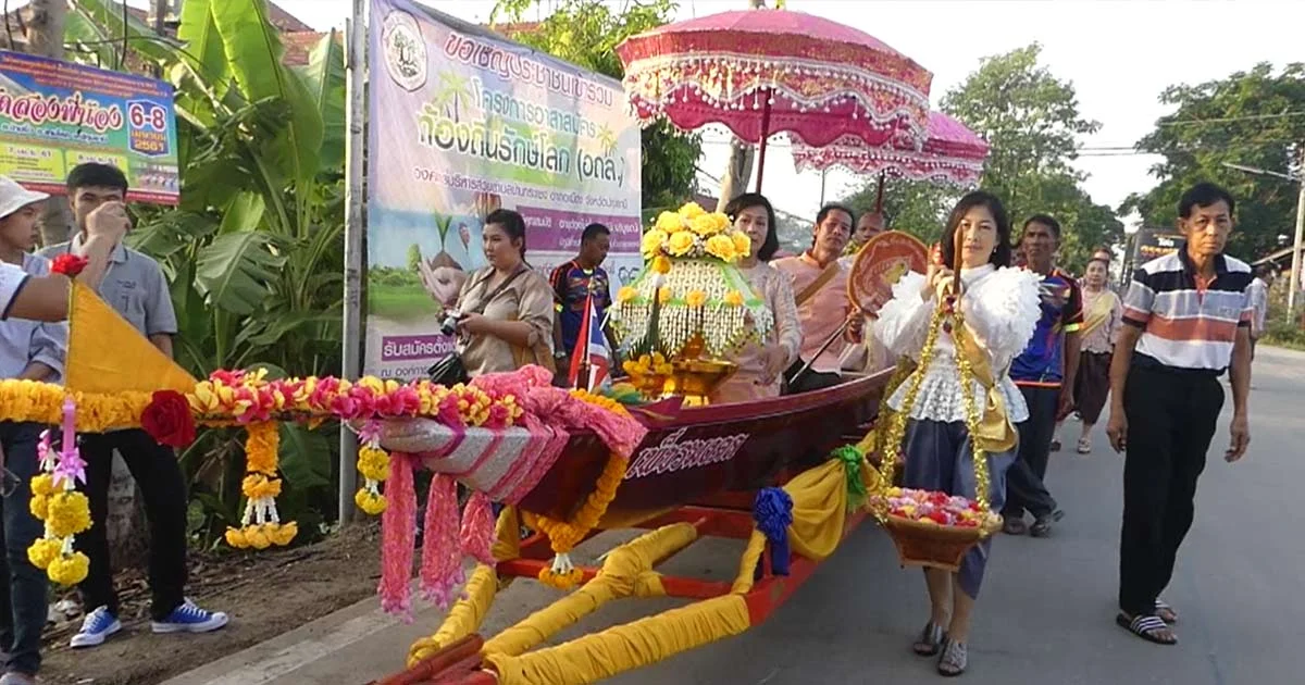 นายคัดท้ายเรือบวชลูก ใช้เรือพายแห่นาคเวียนรอบโบสถ์