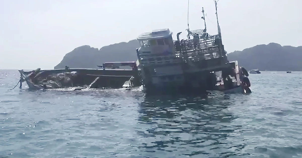 ‘เรือขนขยะ’ ถูกคลื่นซัดชนโขดหินใกล้ล่ม หน้าเกาะพีพี