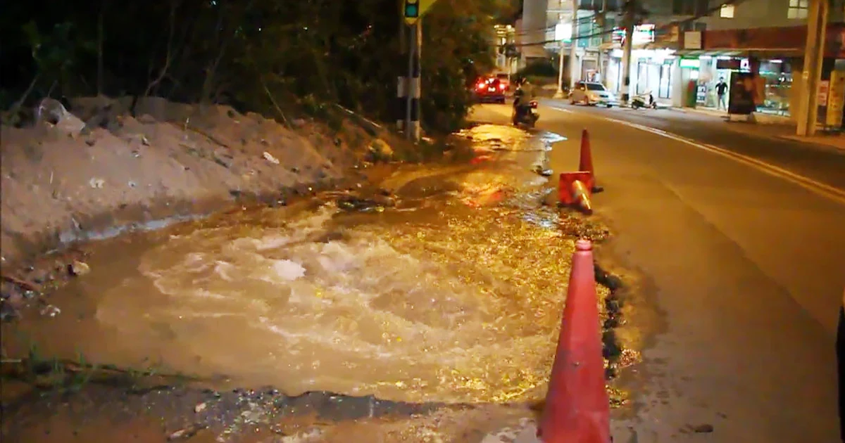 วอนแก้ไข ! น้ำพุ่งขึ้นริมถนนพัทยา เป็นหลุมกว้าง 2 ม.