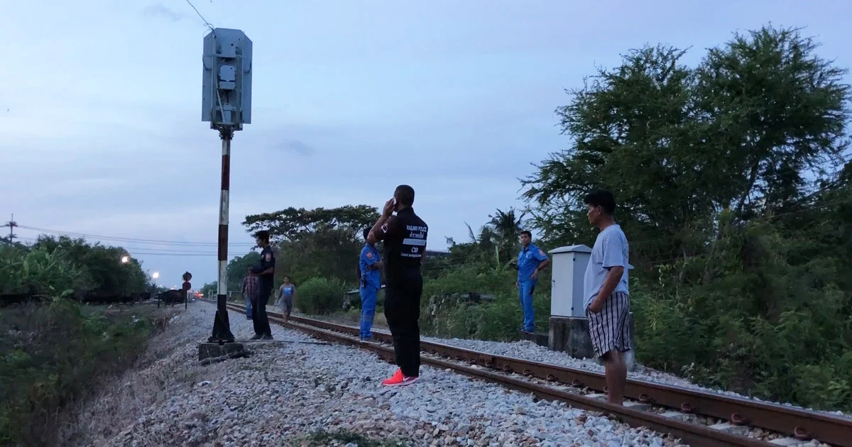 ชายเร่ร่อนสติไม่ดียืนขวางรางให้รถไฟชน ดับอนาถ
