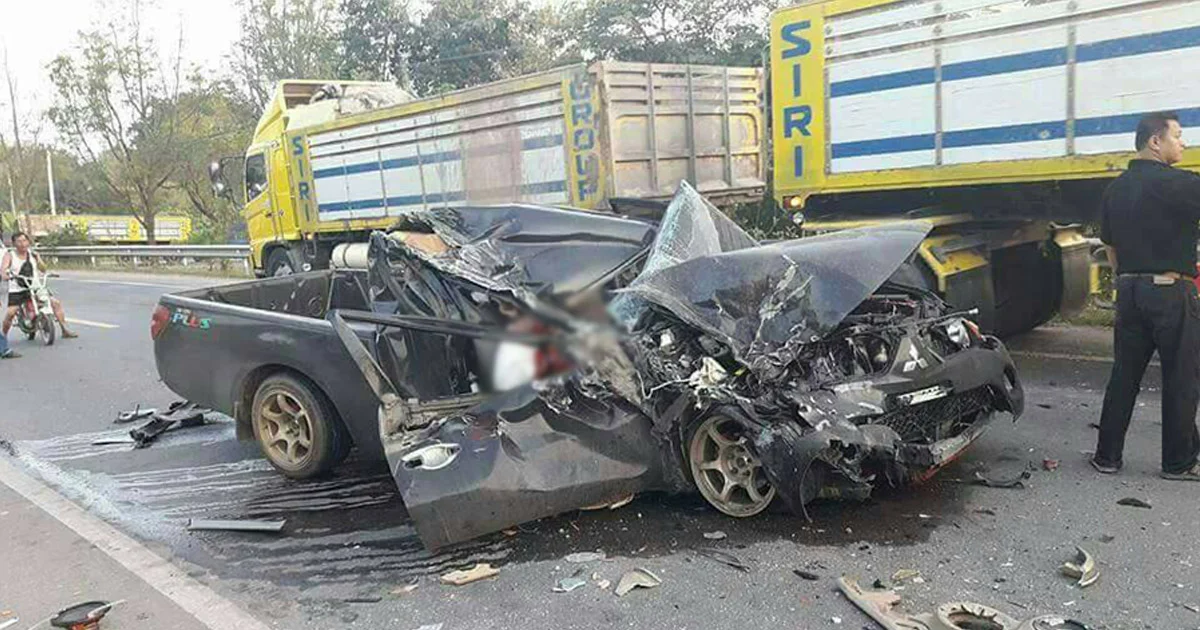 กระบะฝืนแซงไม่พ้น รถพ่วงเสยพังยับทั้งคัน