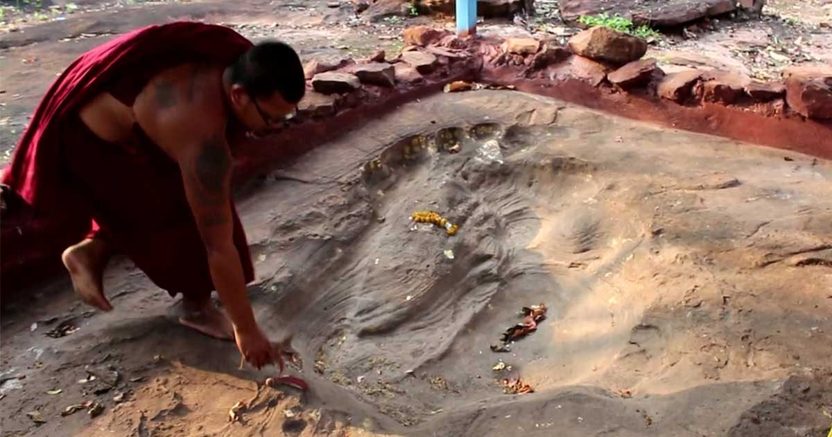 พบ รอย เท้า คน ยักษ์ ปริศนา ชาว บ้าน เคารพ บูชา