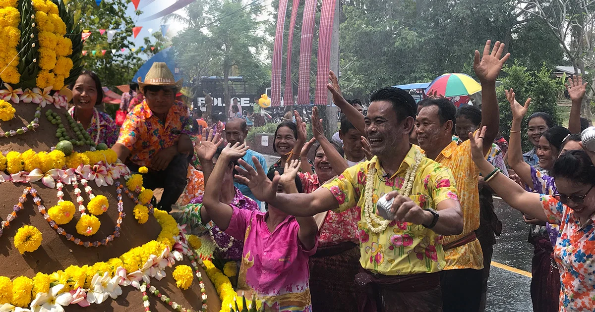 สงกรานต์สุรินทร์คึกคัก!  นทท.2,000คน แต่งชุดผ้าไหมพื้นเมืองเล่นน้ำ