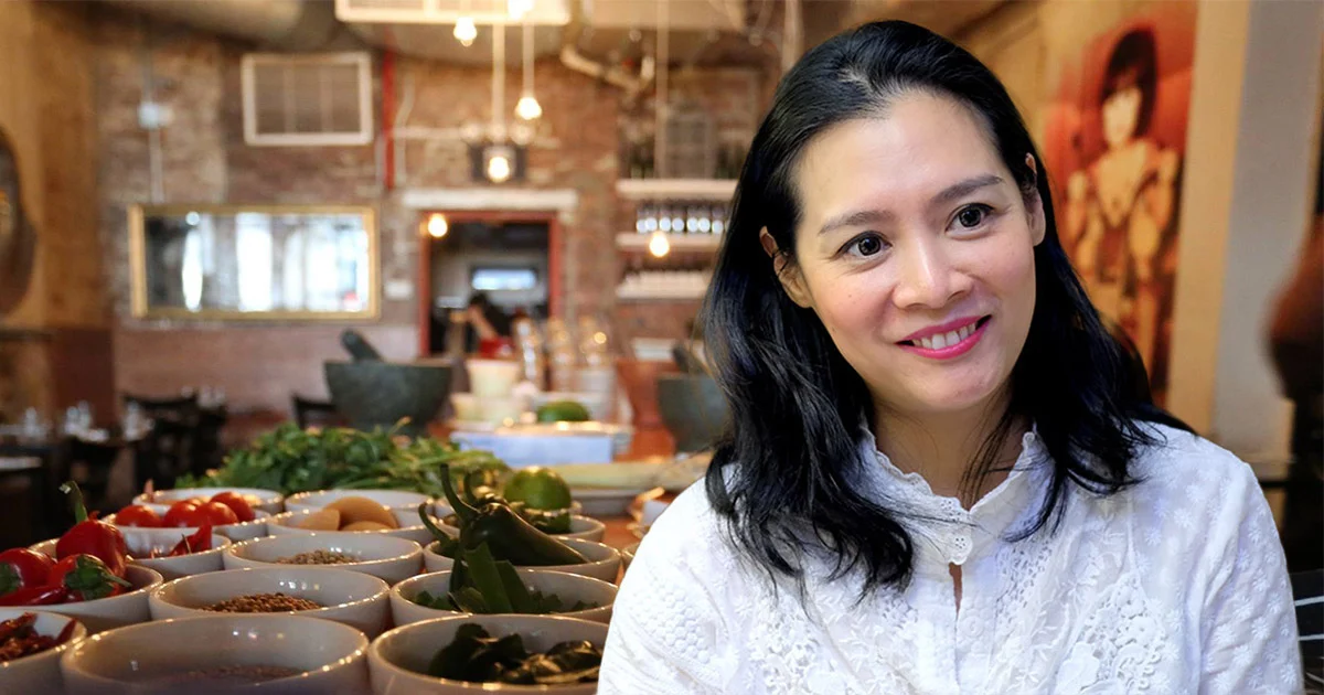 ชีวิตรสต้มยำเส้นฯ หมึกดำ ของ “เชฟหงส์” หญิงไทยคนเเรกในรายการ Iron Chef America