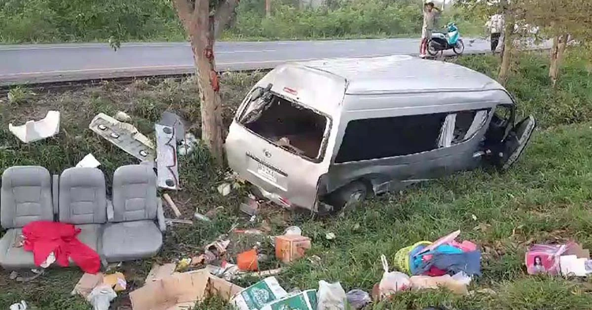 รถตู้ยางระเบิดตกข้างทาง คนนับสิบบาดเจ็บ