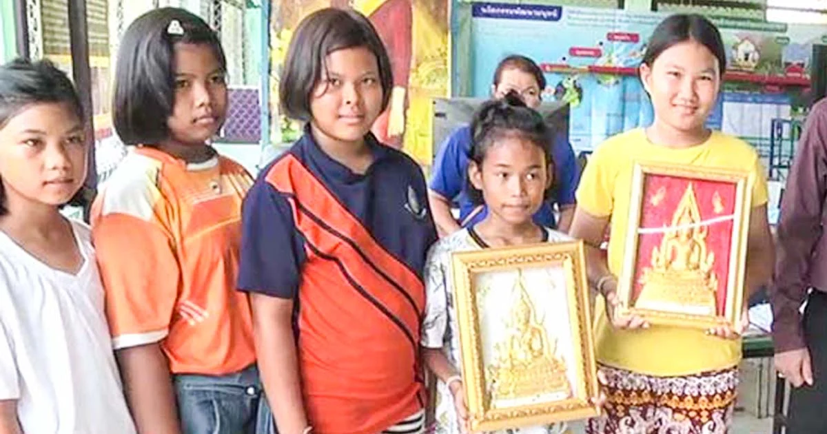 นร.รร.บ้านท่ากระดุน อัดพระจากวัสดุเหลือใช้ ขายเพื่ออาหารกลางวัน