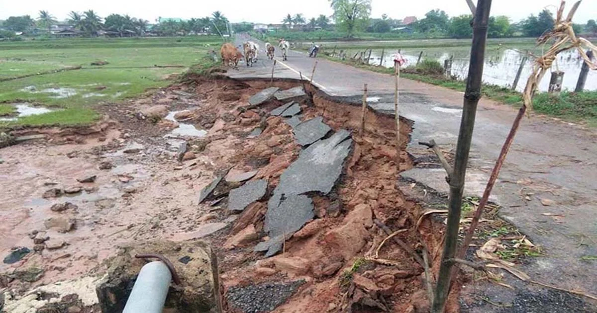 มหาสารคามหนัก ! พายุฤดูร้อนถล่ม ทำน้ำท่วม ถนนขาด