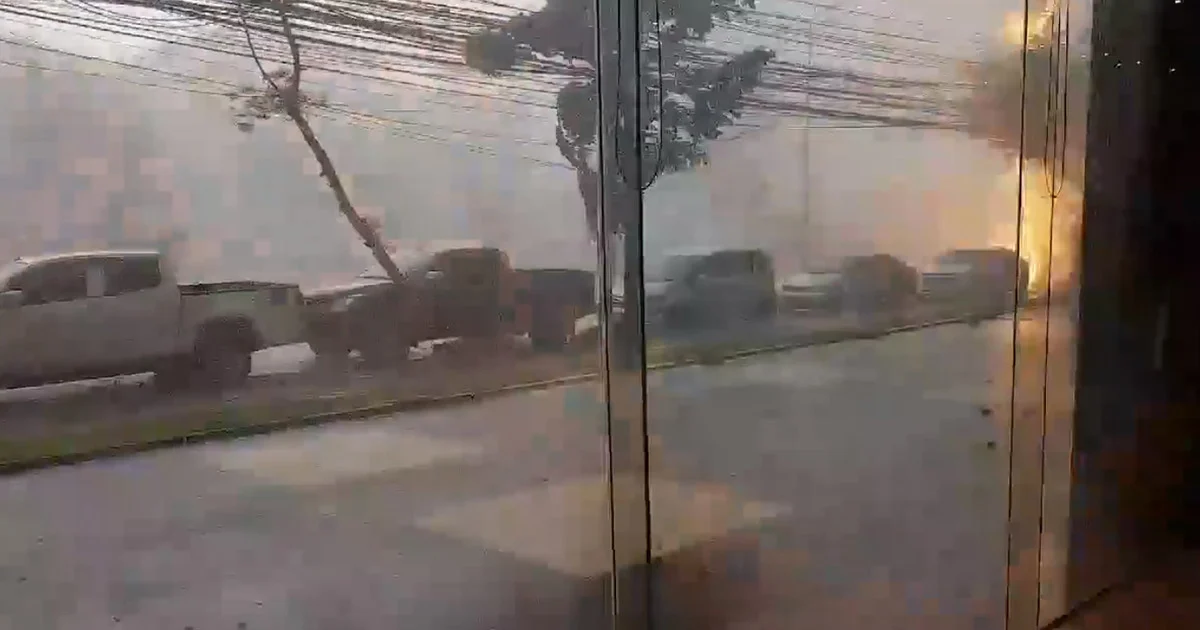 คลิประทึก! พายุฝนกระหน่ำเมืองขอนแก่น สายไฟขาดร่วงพื้นช็อตเสียงดัง