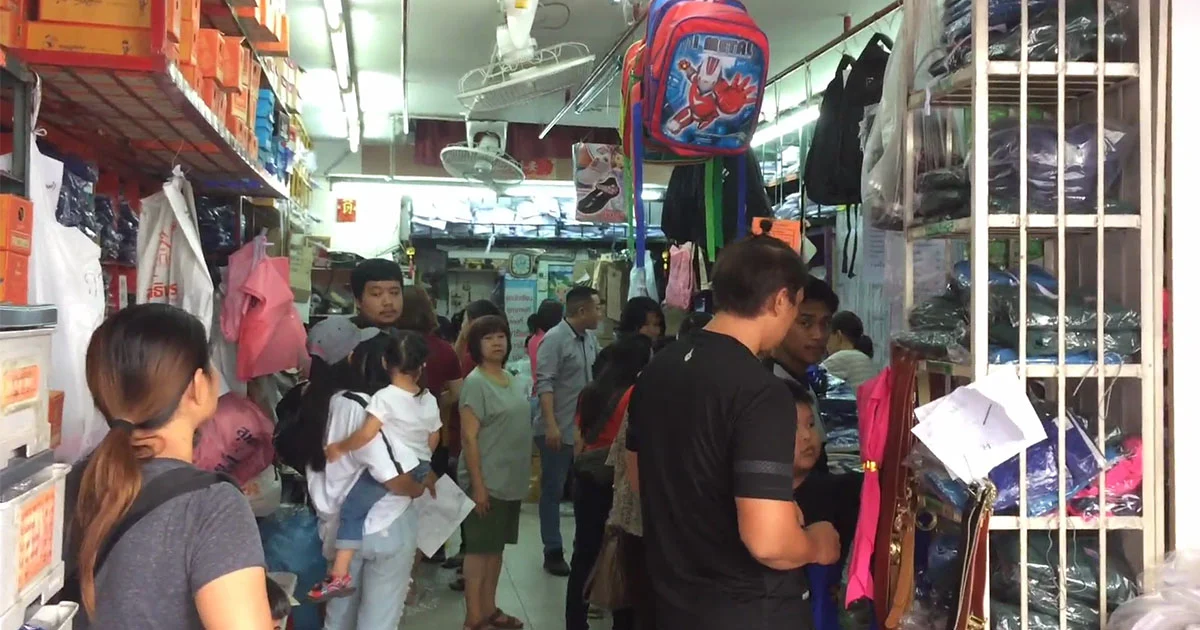 ร้านขายชุด นร.‘เชียงใหม่’ เริ่มคึกคัก พบภาพรวมซบเซา