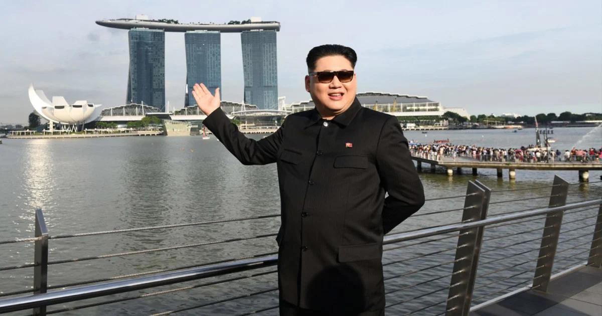 ฮือฮา ! ‘คิม จอง อึน’ โผล่กลางสิงคโปร์ แห่ขอถ่ายรูป ที่แท้ตัวปลอม