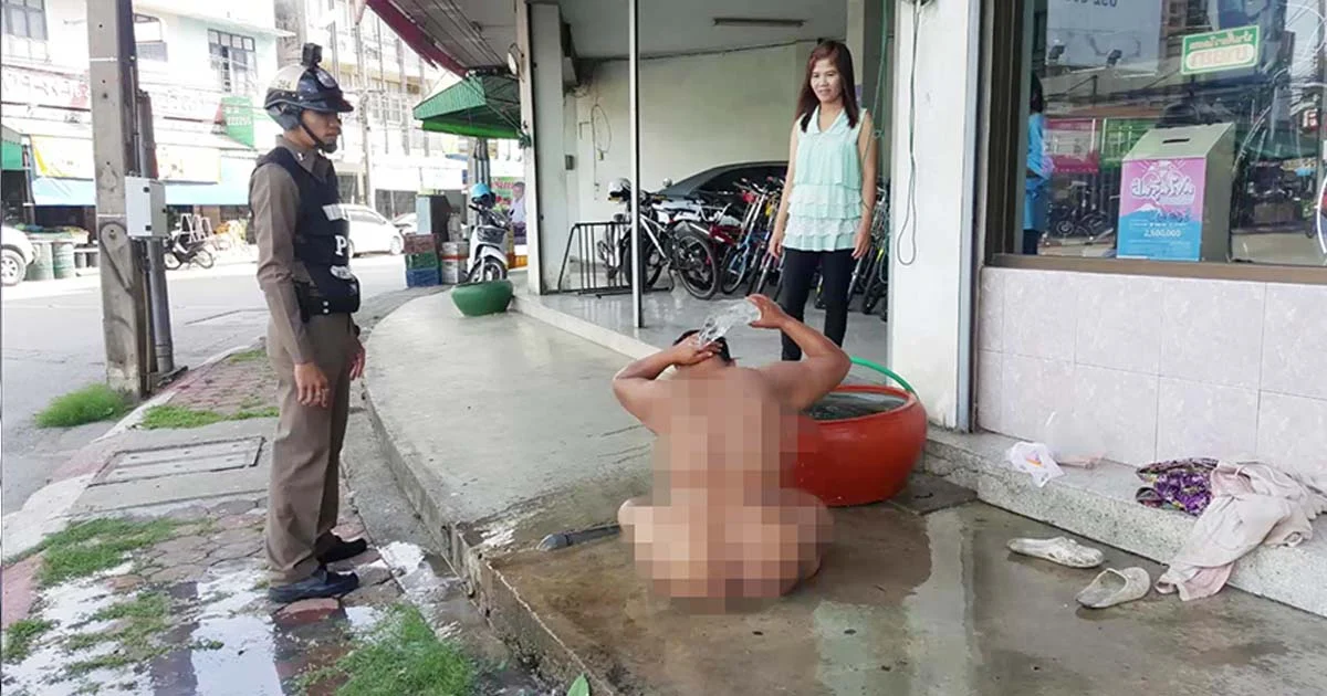 หญิงเร่ร่อนเปลือยกายลงอ่างอาบน้ำหมา กลางนครลำปาง