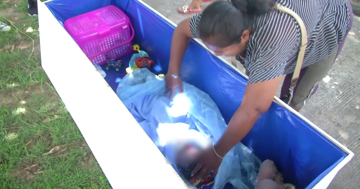 พ่อเด็กแรกเกิดแห่ศพลูกบุกศาลากลางพิจิตร ร้องรพ.ทำคลอดเสียชีวิต