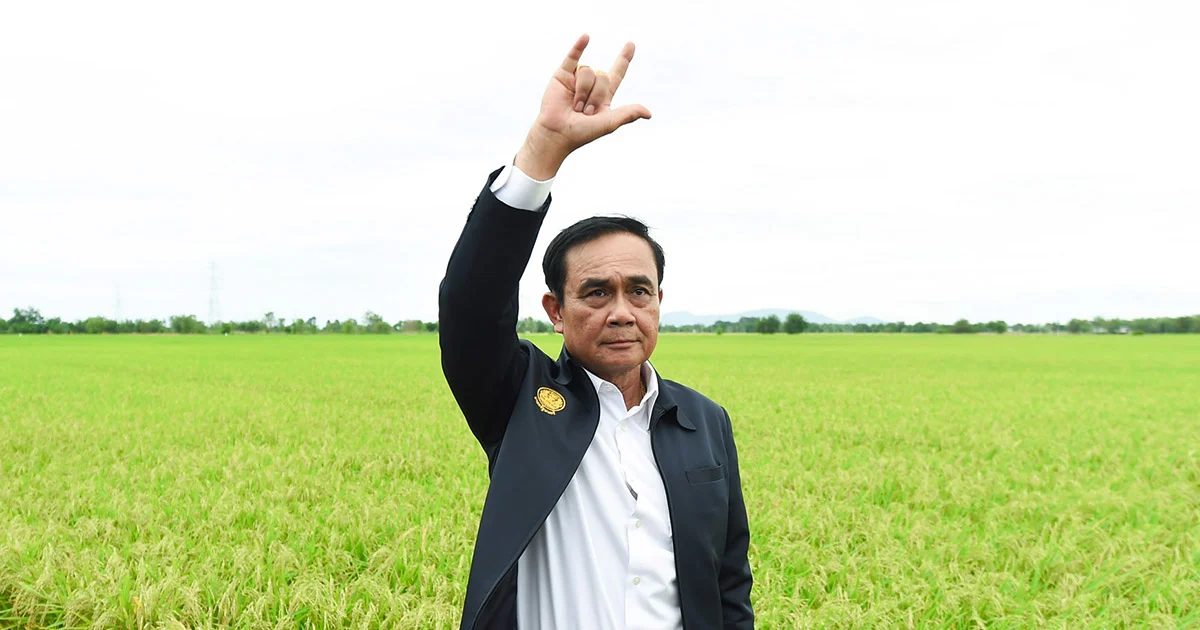 ‘ลุงตู่’ นั่งรถไถชมแปลงนา ย้ำปลูกข้าวต้องคำนึงตลาด