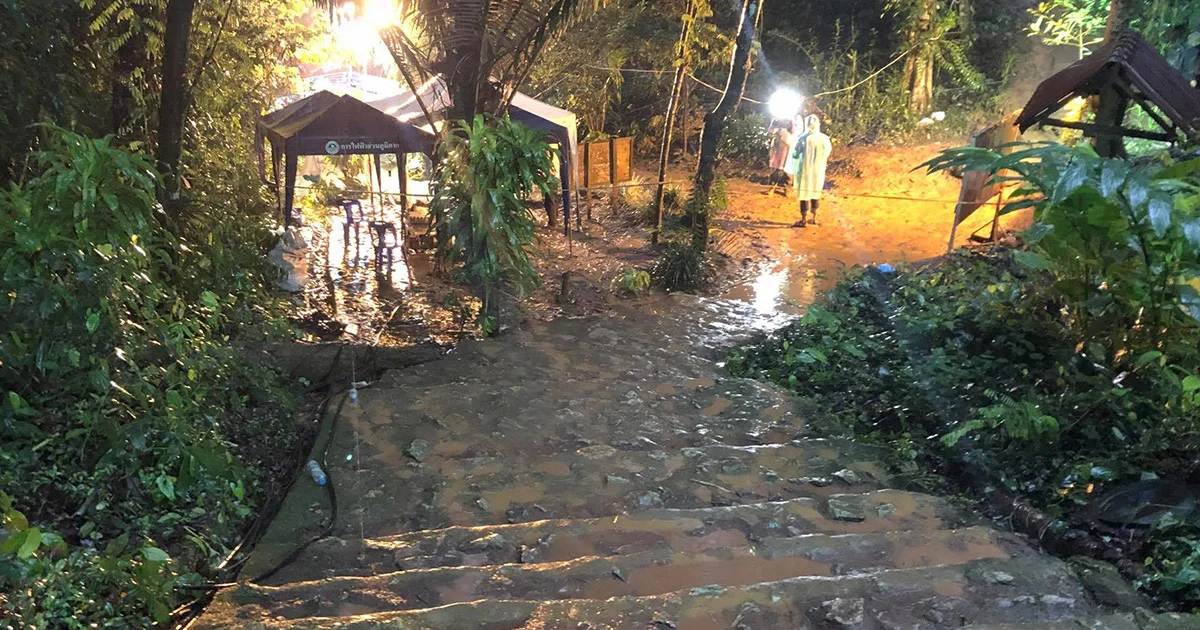 น้ำหลากท่วมถ้ำหลวง จนท.ถอนกำลังชั่วคราว
