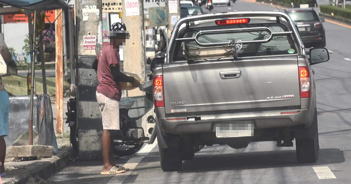 “น้ำมันเถื่อน” ขายริมถนนกลางเมือง ใกล้สถานีตำรวจฯ สะเดา