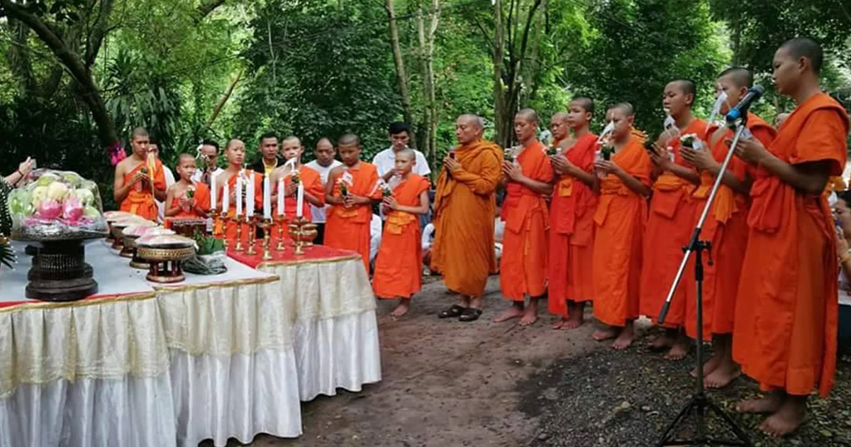 พระ-เณรทีมหมูป่า ทำบุญหน้าถ้ำหลวง ก่อนลาสิขาบทในวันที่ 4 ส.ค.