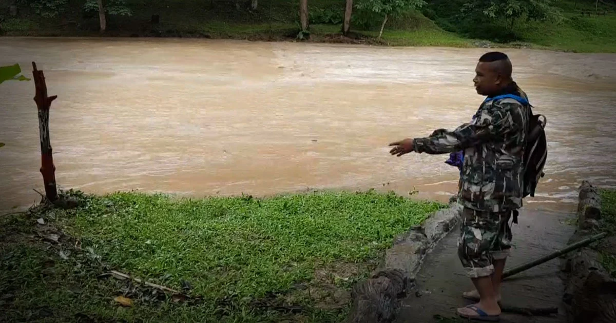 น้ำป่าทะลัก ! ตัดขาดสะพานอุทยานฯ แม่ตะไคร้ จนท.สั่งห้าม นทท.เล่นน้ำ