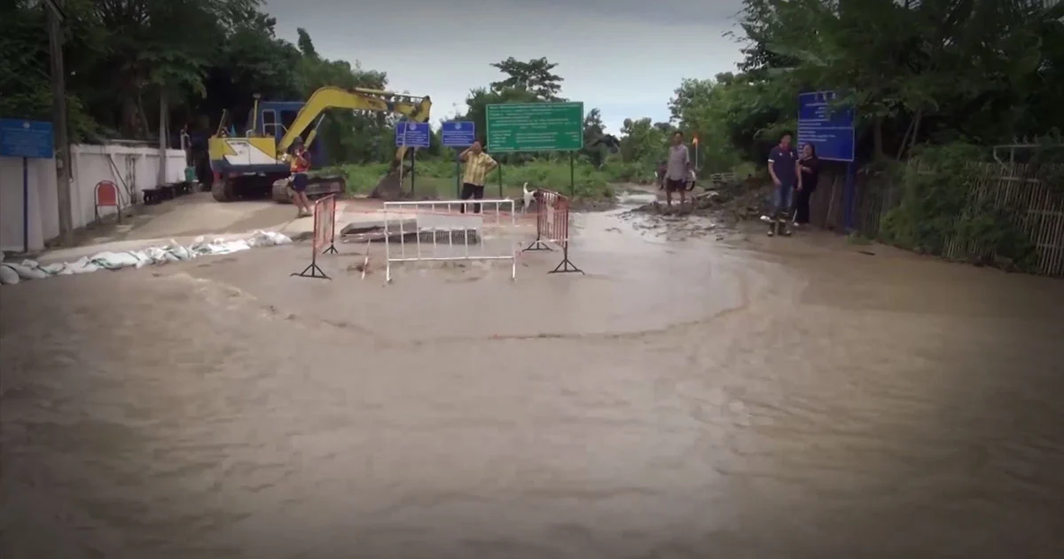 ชาวบ้านลำปางเร่งกั้นกระสอบทราย หลังน้ำป่าดอยขุนตาลทะลักท่วม 2 หมู่บ้าน