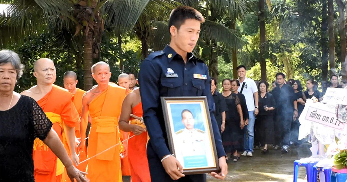 “ฟลุ๊ค” นักฮอกกี้ทีมชาติไทย เผาศพพ่อ เพื่อนร่วมทีมเดินทางช่วยงาน
