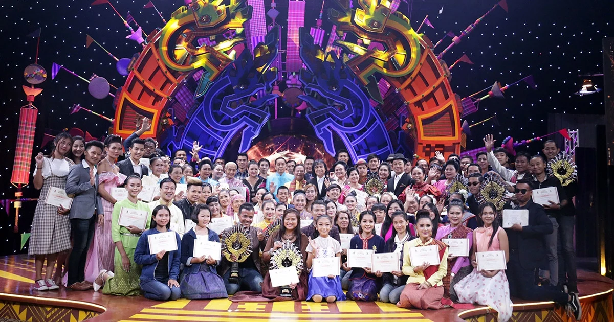 ศิลปินหมอลำ ปลื้ม! คว้ารางวัล “สุดยอดหมอลำ” ไมค์ทองคำหมอลำฝังเพชร