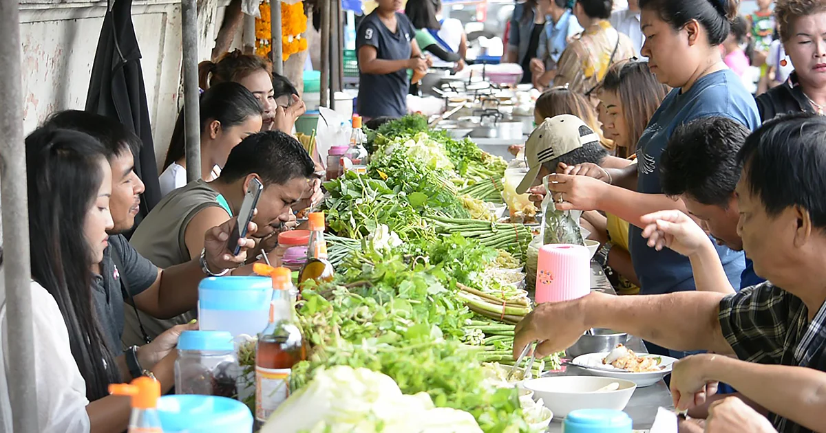 คิวแน่น! นักชิมทั่วสารทิศแห่พิสูจน์ ‘ขนมจีนโคตรผัก’ เมืองราชบุรี
